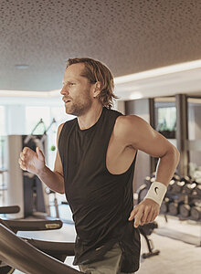 Mann im Fitnessbereich im Wellnesshotel Truyenhof in Tirol