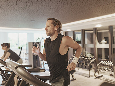 Mann im Fitnessbereich im Wellnesshotel Truyenhof in Tirol