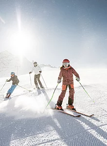 Skifahren im Familienurlaub im Tiroler Oberland im Winter