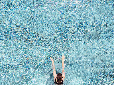 Frau beim Outdoor Pool im Wellnesshotel Truyenhof