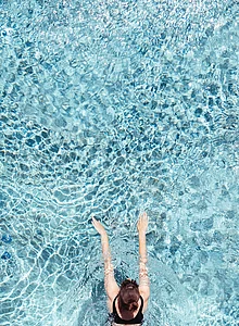 Frau beim Outdoor Pool im Wellnesshotel Truyenhof