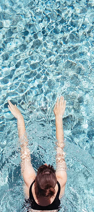Frau beim Outdoor Pool im Wellnesshotel Truyenhof