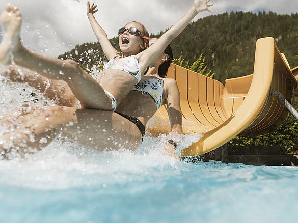 Kinder beim Rutschen im Freibad Prutz im Sommer