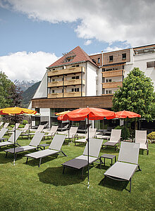 gemütliche Liegen im Garten im Familienhotel Truyenhof in Tirol