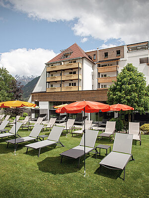 gemütliche Liegen im Garten im Familienhotel Truyenhof in Tirol