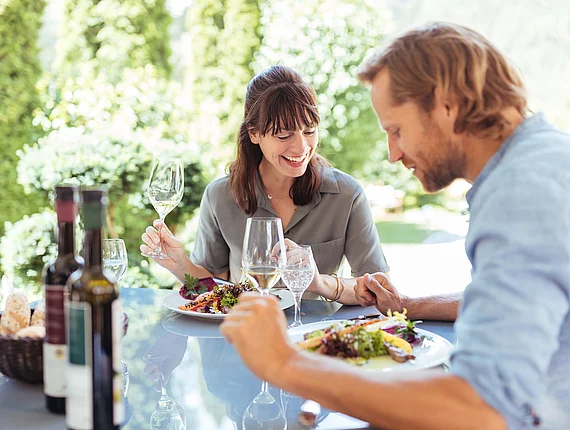 Paar genießt Wein im Restaurant in Ried im Oberinntal im Hotel Truyenhof