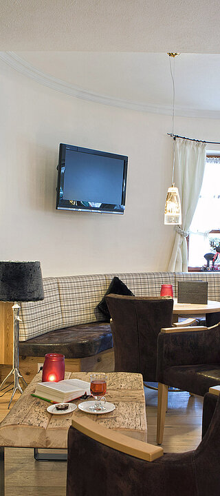 Lounge Bereich mit Kamin im Hotel Truyenhof in Tirol