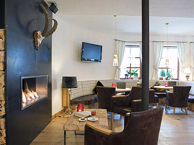 Lounge Bereich mit Kamin im Hotel Truyenhof in Tirol