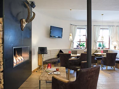 Lounge Bereich mit Kamin im Hotel Truyenhof in Tirol