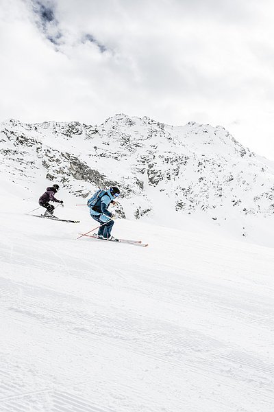 Skifahren im Tiroler Oberland im Winter
