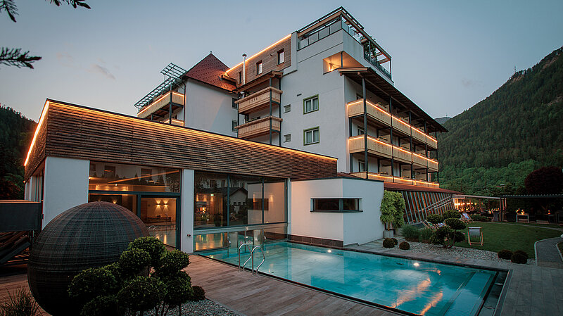 Outdoor Pool im Hotel Truyenhof in Tirol