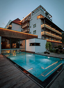Outdoor Pool im Hotel Truyenhof in Tirol