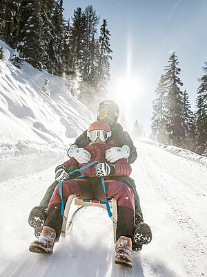 Rodeln im Familienurlaub im Tiroler Oberland im Winter