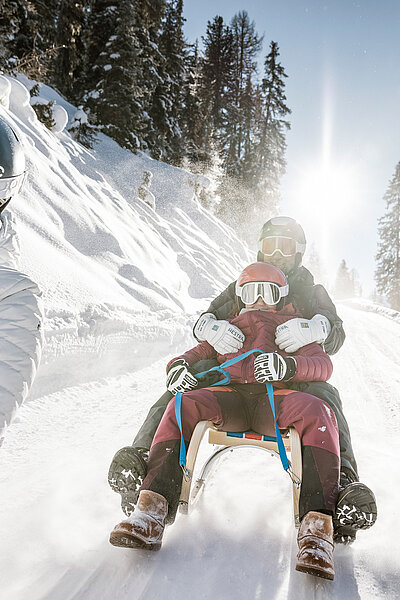 Rodeln im Familienurlaub im Tiroler Oberland im Winter
