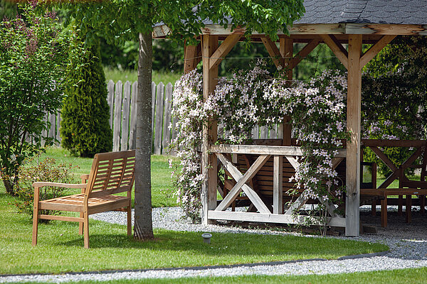 Gartenanlage mit einem Pavillon im Hotel Truyenhof