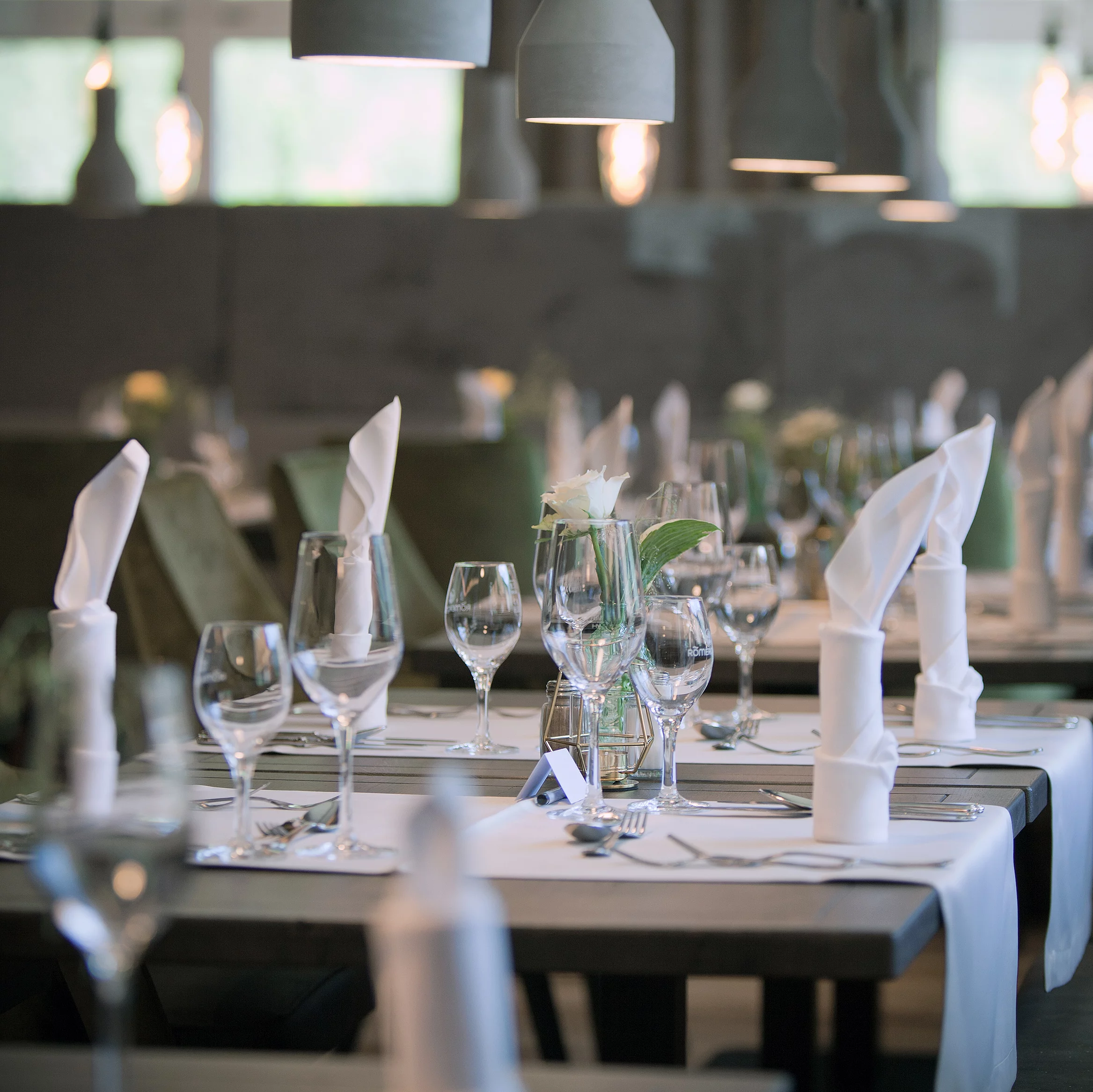 festlich gedeckte Tische im Restaurant in Ried im Oberinntal im Hotel Truyenhof