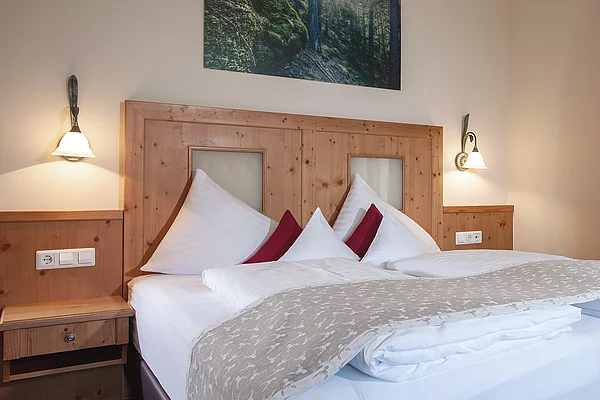 gemütliches Bett in einer Unterkunft im Hotel Truyenhof bei Serfaus Fiss Ladis