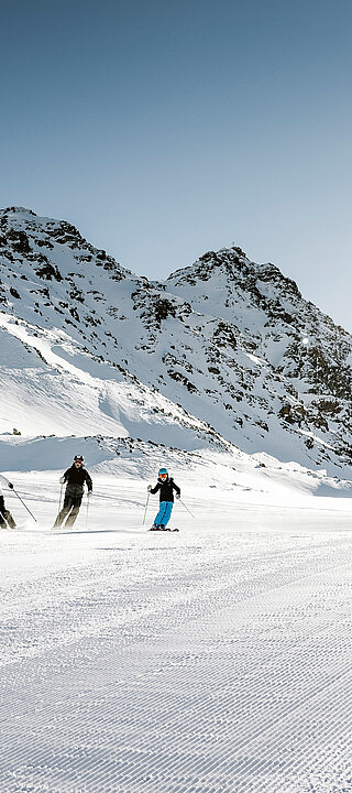 Skifahren im Familienurlaub im Tiroler Oberland im Winter