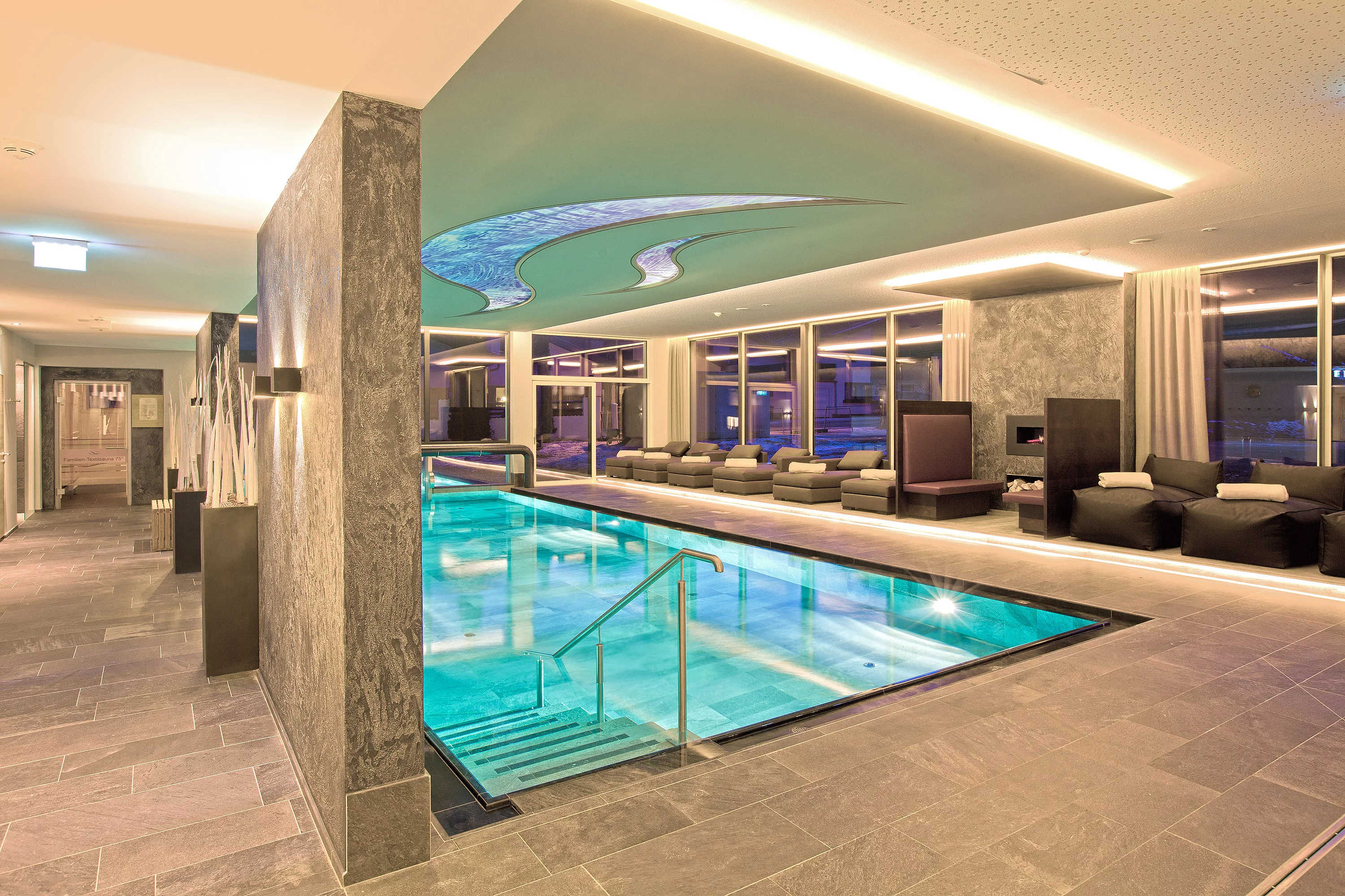 Hallenbad im Wellnesshotel Truyenhof in Tirol