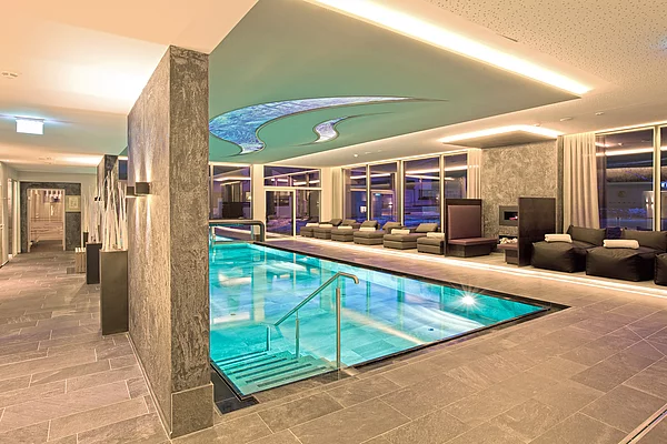 Hallenbad im Wellnesshotel Truyenhof in Tirol