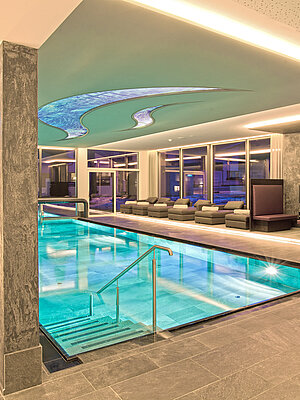 Hallenbad im Wellnesshotel Truyenhof in Tirol