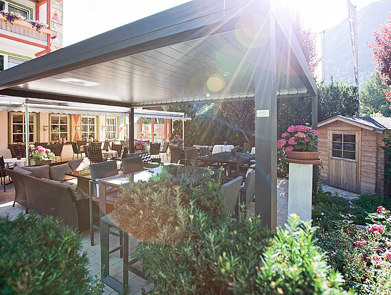 sonnige Terrasse im Restaurant in Ried im Oberinntal im Hotel Truyenhof 