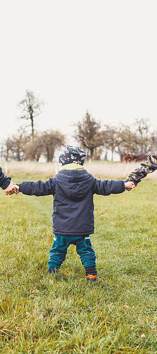 Drei Kinder halten sich an den HÃ¤nden