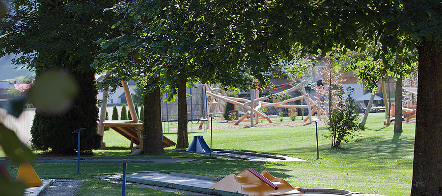Minigolf Platz in der Gartenanlage vom Hotel Truyenhof in Tirol