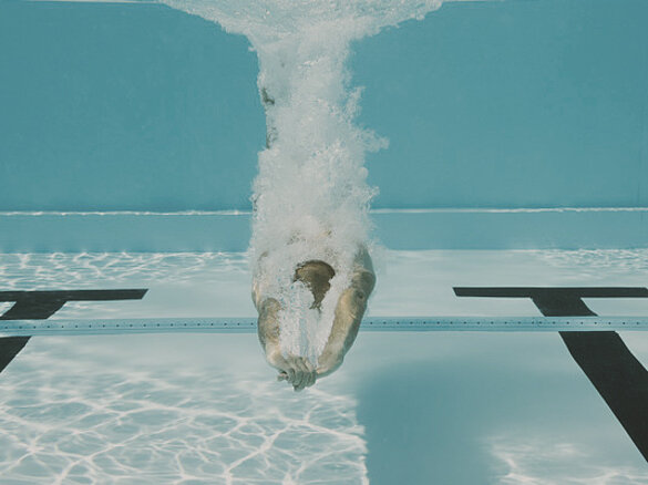 Person beim Schwimmen in einem Pool