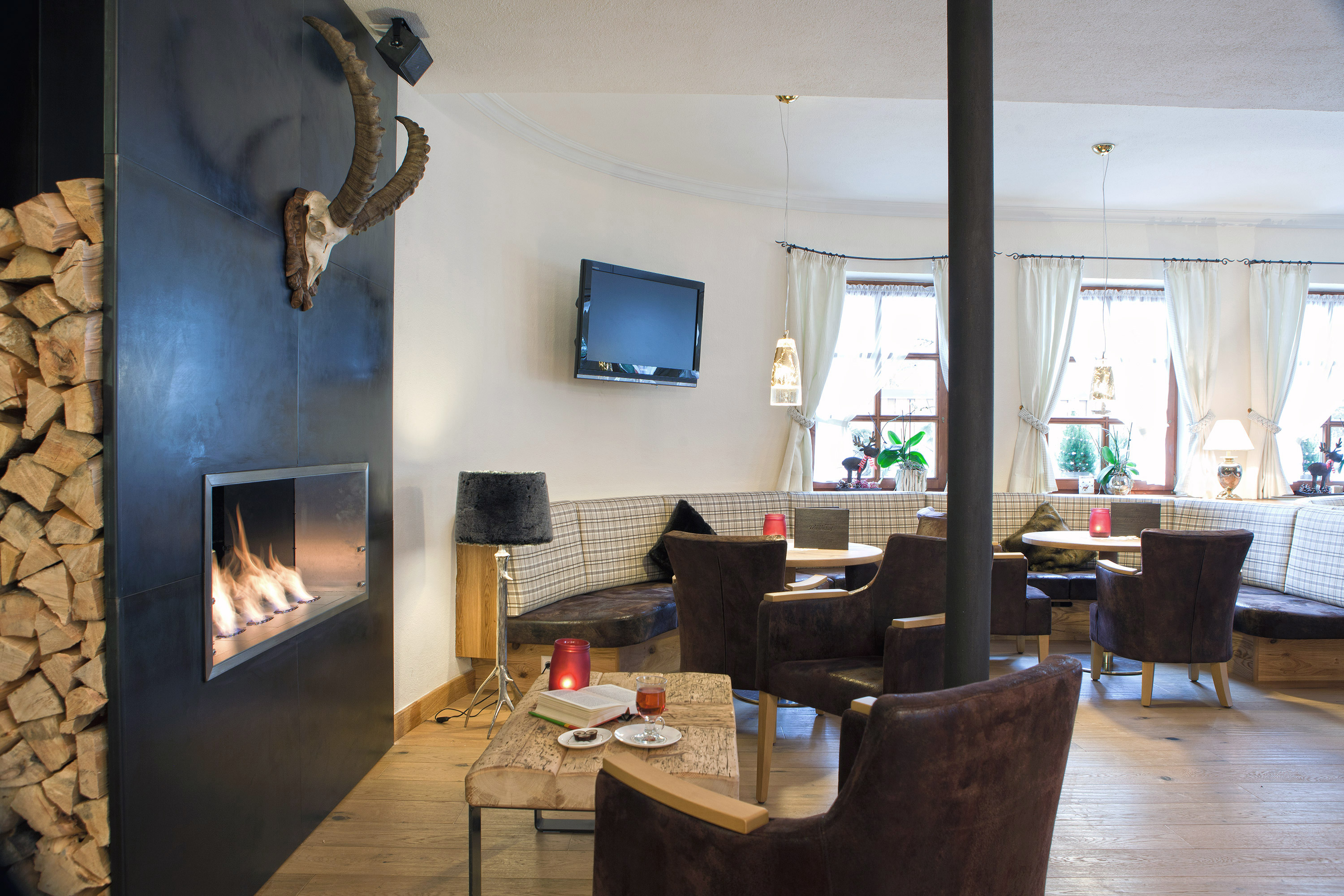 Lounge Bereich mit Kamin im Hotel Truyenhof in Tirol